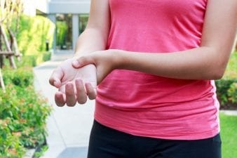 mother with pain in her thumb due to de Quervain's syndrome